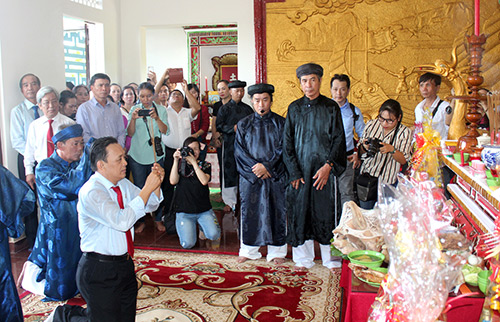 ThS. Lê Hữu Hoàng- Chủ tịch HĐTV Công ty Yến sào Khánh Hòa thành kính dâng hương trước bàn thờ tổ